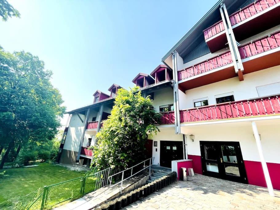 Fewo 20 - Appartement Im Rottalblick - Youngmodern Wohnen, Tiere Willkommen, Bademantelgang Zur Therme, Tv Und Balkon 巴特格里斯巴赫 外观 照片